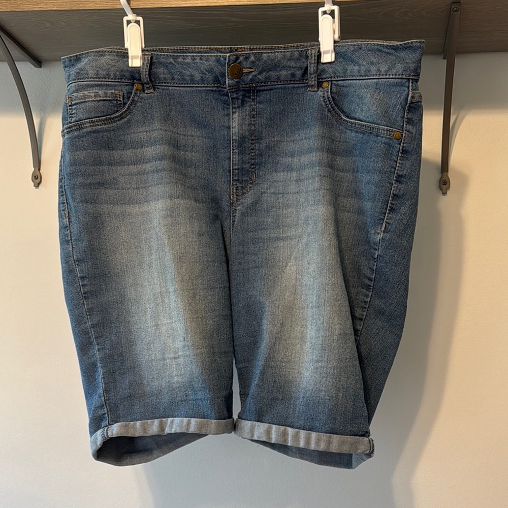 d. jeans Blue Jean Shorts Medium Wash Relaxed Fit